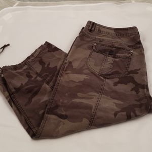 Camo cropped pants size 16W